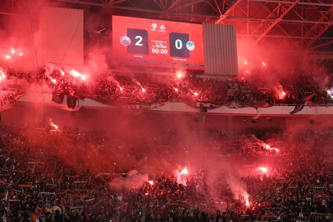 Suporter Persija saat Laga pekan ke-14 BRI Super League 2025/2026 antara Persija Jakarta melawan PSIM Yogyakarta yang digelar di Stadion Utama Gelora Bung Karno, Jakarta, Jumat (28/11/2025).