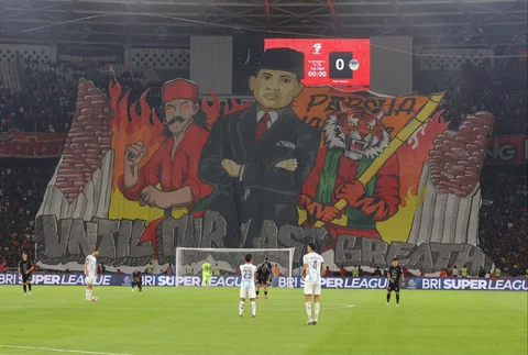Tifo di sisi tribune saat Laga pekan ke-14 BRI Super League 2025/2026 antara Persija Jakarta melawan PSIM Yogyakarta yang digelar di Stadion Utama Gelora Bung Karno, Jakarta, Jumat (28/11/2025).