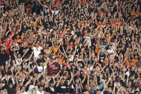 Suporter Persija saat Laga pekan ke-14 BRI Super League 2025/2026 antara Persija Jakarta melawan PSIM Yogyakarta yang digelar di Stadion Utama Gelora Bung Karno, Jakarta, Jumat (28/11/2025).