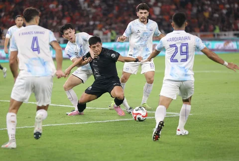 Pemain Persija Jakarta, Eksel Runtukahu mendapatkan pengawalan ketat dari pemain PSIM Yogyakarta, Yusaku Yamadera dalam laga pekan ke-14 BRI Super League 2025/2026 di Stadion Utama Gelora Bung Karno, Jakarta, Jumat (28/11/2025).