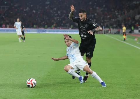 Pemain Persija Jakarta Maxwell mendapatkan pengawalan ketat dari pemain PSIM Yogyakarta Ezequiel  dalam laga pekan ke-14 BRI Super League 2025/2026 di Stadion Utama Gelora Bung Karno, Jakarta, Jumat (28/11/2025).