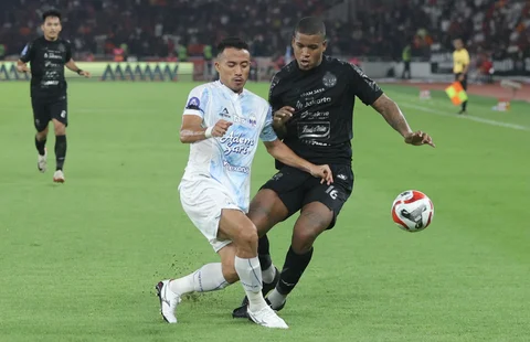 Pemain Persija Jakarta Cardoso mendapatkan pengawalan ketat dari pemain PSIM Yogyakarta dalam laga pekan ke-14 BRI Super League 2025/2026 di Stadion Utama Gelora Bung Karno, Jakarta, Jumat (28/11/2025).