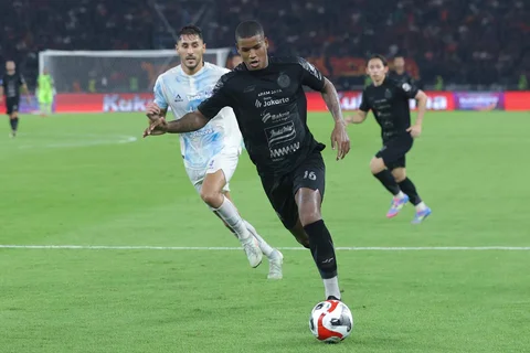 Pemain Persija Jakarta Cardoso membawa bola dalam laga pekan ke-14 BRI Super League 2025/2026 di Stadion Utama Gelora Bung Karno, Jakarta, Jumat (28/11/2025).