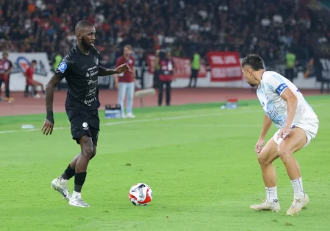 Pemain Persija Jakarta Allano membawa bola dalam laga pekan ke-14 BRI Super League 2025/2026 di Stadion Utama Gelora Bung Karno, Jakarta, Jumat (28/11/2025).