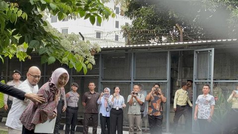 Mantan Direktur Utama PT ASDP Indonesia Ferry Ira Puspadewi usai bebas dari Rutan Kelas I Cabang KPK. (Liputan6.com/Ady Anugrahadi)