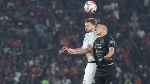 Hingga akhir pertandingan, Persija mampu mempertahankan keunggulan dua gol ini. Tampak dalam foto, pendukung Persija saat menyaksikan pertandingan pekan ke-14 BRI Super League musim 2025/2026