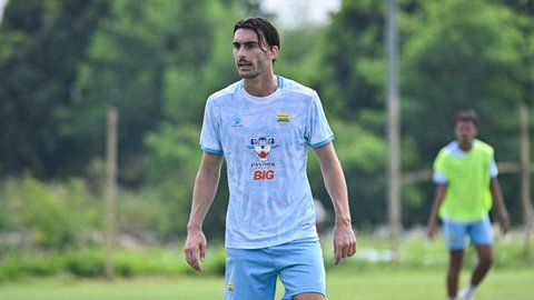 Aksi striker Persib Bandung, Andrew Jung saat menghadapi Bangkok United di laga kedua AFC Champions League 2 di Pathum Thani Stadium, Bangkok, Rabu (1/10/2025). (Dok. Persib)