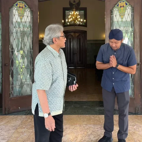 Konflik Keraton Surakarta, Maha Menteri Panggil 'Raja Kembar': Maha Menteri Tedjowulan (rambut putih) dan KGPH Mangkubumi (pake blangkon)