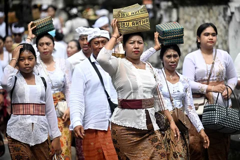 Umat Hindu Bali membawa sesajen saat perayaan Kuningan di Pulau Serangan, Bali, Sabtu (29/11/2025).