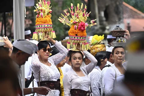Umat Hindu Bali membawa sesajen saat perayaan Kuningan di Pulau Serangan, Bali, Sabtu (29/11/2025).