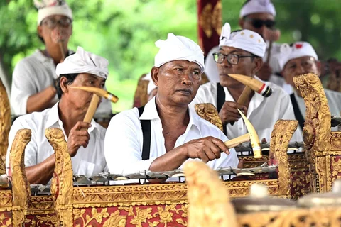 Umat Hindu Bali memainkan musik tradisional selama perayaan keagamaan Kuningan di Pulau Serangan, Bali, Sabtu (29/11/2025).