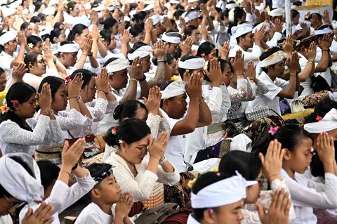 Umat Hindu berdoa saat mengikuti ritual persembahyangan Hari Kuningan di PuLau Serangan, Bali, Sabtu (29/11/2025).