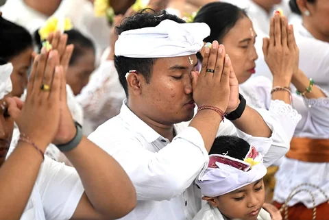 Umat Hindu berdoa saat mengikuti ritual persembahyangan Hari Kuningan di PuLau Serangan, Bali, Sabtu (29/11/2025).