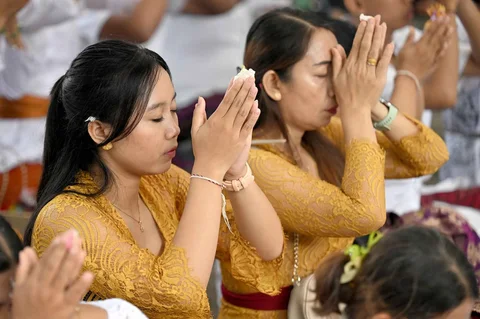 Umat Hindu berdoa saat mengikuti ritual persembahyangan Hari Kuningan di PuLau Serangan, Bali, Sabtu (29/11/2025).