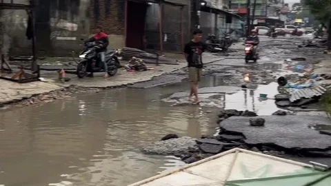 Banjir yang melanda sejumlah titik di Kota Medan dan Kabupaten Deli Serdang. (Liputan6.com/Reza)