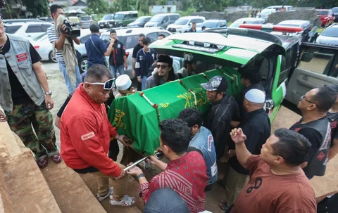 Prosesi pemakaman mendiang  Gary Iskak di  TPU Tanah Kusir, Jakarta, Sabtu (29/11/2025).
