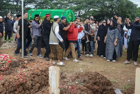 Prosesi pemakaman mendiang  Gary Iskak di  TPU Tanah Kusir, Jakarta, Sabtu (29/11/2025).