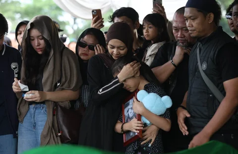 Istri dan anak mendiang Gary Iskak saat pemakaman di di  TPU Tanah Kusir, Jakarta, Sabtu (29/11/2025).