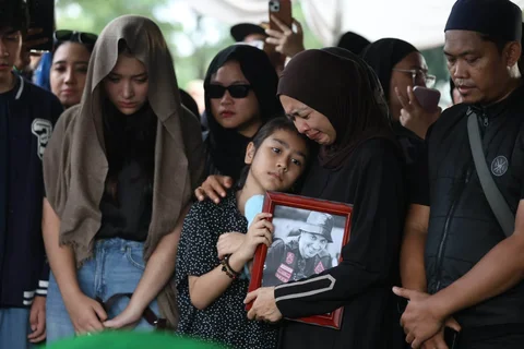 Istri dan anak mendiang Gary Iskak saat pemakaman di di  TPU Tanah Kusir, Jakarta, Sabtu (29/11/2025).