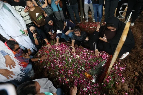 Istri dan anak mendiang Gary Iskak saat pemakaman di di  TPU Tanah Kusir, Jakarta, Sabtu (29/11/2025).