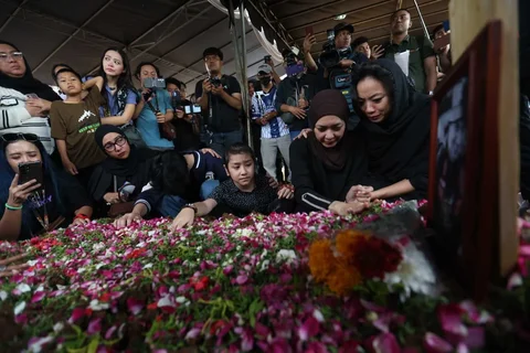 Istri dan anak mendiang Gary Iskak saat pemakaman di di  TPU Tanah Kusir, Jakarta, Sabtu (29/11/2025).