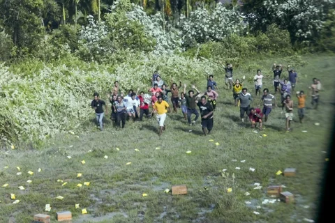 Gubernur Sumatera Utara, Muhammad Bobby Afif Nasution Salurkan Bantuan di Tapanuli Pakai Heli