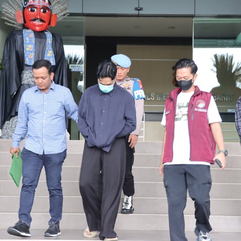 Artis Onad terlihat usai diperiksa terkait narkoba oleh Satuan Reserse narkoba Polres Metro Jakarta Barat, Minggu (2/11).