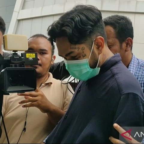 Artis Leonardo Arya atau Onad Positif Narkoba jenis ganja dan ekstasi setelah tes urine di Polrestro Jakbar. Meski demikian, statusnya masih korban, menimbulkan pertanyaan besar.