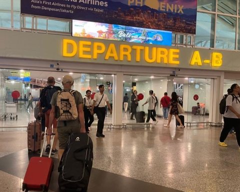 Pengelola Bandara I Gusti Ngurah Rai menelusuri penyebab pemadaman listrik Bandara Ngurah Rai yang berlangsung selama satu jam, sempat membuat bingung pengunjung dan berdampak pada penerbangan. Apa yang sebenarnya terjadi?