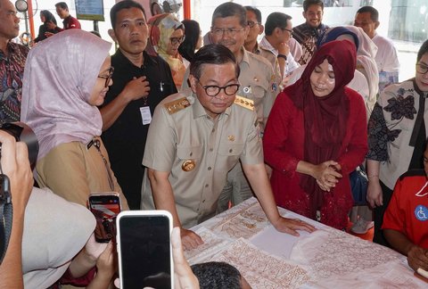Gubernur DKI Jakarta Pramono Anung saat membuka  kegiatan Job Fair Penyandang Disabilitas Tahun 2025 di Teater Wahyu Sihombing, Taman Ismail Marzuki, Jakarta, Senin (3/11/2025).