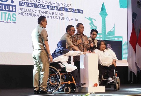 Gubernur DKI Jakarta Pramono Anung saat membuka  kegiatan Job Fair Penyandang Disabilitas Tahun 2025 di Teater Wahyu Sihombing, Taman Ismail Marzuki, Jakarta, Senin (3/11/2025).