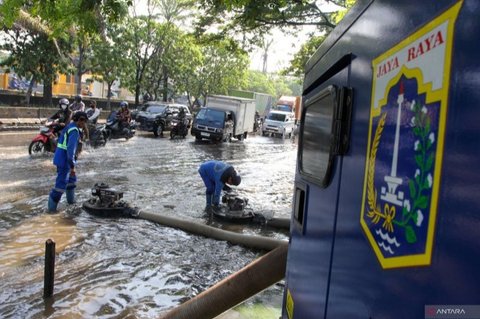 Banjir yang melanda Jakarta akibat hujan deras dan luapan Kali Ciliwung mulai surut, namun 36 RT di tiga wilayah masih terendam hingga Rabu siang.