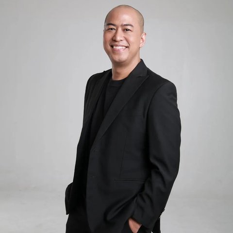 Pandji Pragiwaksono sedang photo session