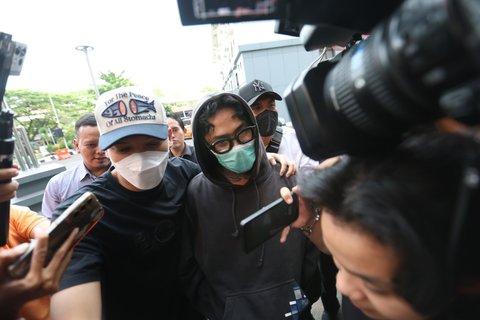 Musisi dan aktor Onadio Leonardo tiba di Mapolres Jakarta Barat usai menjalani asesmen di BNNP Cideng, Senin (03/11/2025).