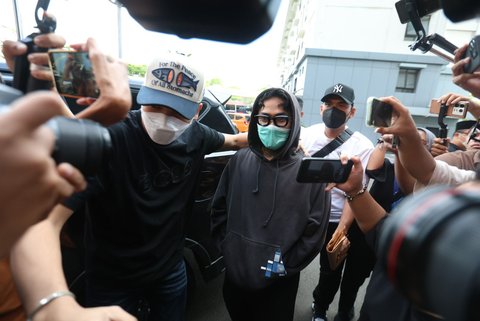 Musisi dan aktor Onadio Leonardo tiba di Mapolres Jakarta Barat usai menjalani asesmen di BNNP Cideng, Senin (03/11/2025).