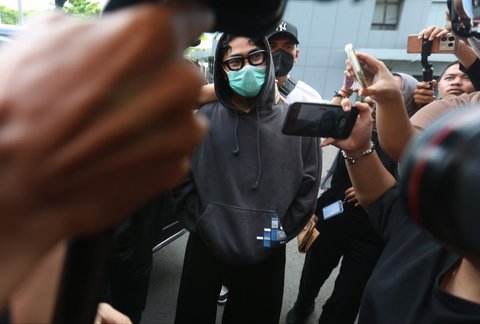 Musisi dan aktor Onadio Leonardo tiba di Mapolres Jakarta Barat usai menjalani asesmen di BNNP Cideng, Senin (03/11/2025).