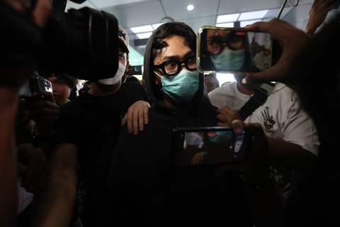 Musisi dan aktor Onadio Leonardo tiba di Mapolres Jakarta Barat usai menjalani asesmen di BNNP Cideng, Senin (03/11/2025).