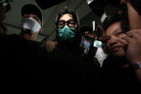Musisi dan aktor Onadio Leonardo tiba di Mapolres Jakarta Barat usai menjalani asesmen di BNNP Cideng, Senin (03/11/2025).