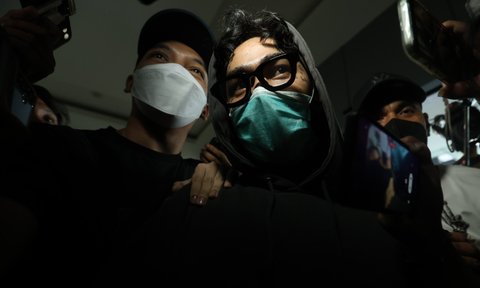 Musisi dan aktor Onadio Leonardo tiba di Mapolres Jakarta Barat usai menjalani asesmen di BNNP Cideng, Senin (03/11/2025).