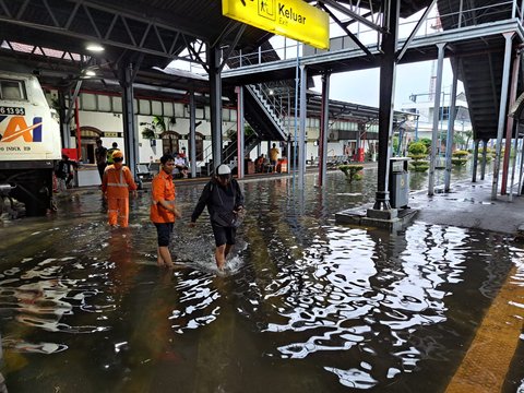 <p>Hujan lebat yang terjadi sejak Rabu siang hingga malam membuat beberapa titik di Kota Semarang kebanjiran termasuk Stasiun Semarang Tawang. Sejumlah perjalanan kereta terganggu. (Dok PT KAI)</p>