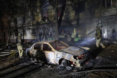 Tim penyelamat bekerja di lokasi serangan Rusia di Zaporizhzhia, Ukraina, Selasa 25 November 2025. Serangan pesawat tanpa awak atau drone Rusia kembali mengguncang Zaporizhzhia, Ukraina. (AP