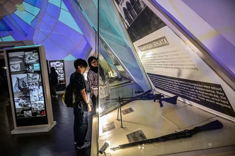 Pengunjung mengamati senjata-senjata yang disita Indonesia dari pasukan Jepang dalam gelaran Malam di Museum 2025 di Museum 10 November, Surabaya, Sabtu (29/11/2025) malam.