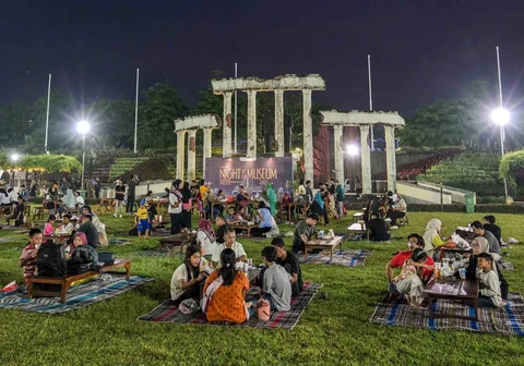 Warga berkumpul dalam acara 'Malam di Museum 2025' di Tugu Pahlawan, dekat Museum 10 November, Surabaya, Sabtu (29/11/2025) malam.