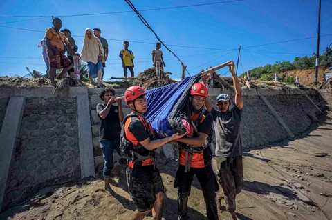 Petugas penyelamat saat mengevakuasi warga desa yang sakit untuk dibawa ke rumah sakit terdekat di Bireuen, Provinsi Aceh, Sabtu (29/11/2025).