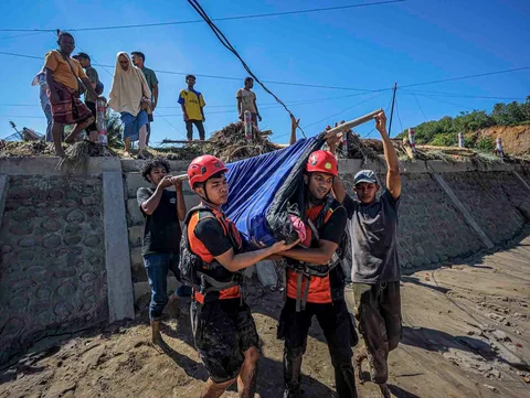 Petugas penyelamat saat mengevakuasi warga desa yang sakit untuk dibawa ke rumah sakit terdekat di Bireuen, Provinsi Aceh, Sabtu (29/11/2025).