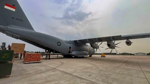Pesawat Airbus A400MRTT TNI AU yang membawa bantuan terdampak banjir dan tanah longsor di Aceh, Sumatera Utara, dan Sumatera Barat di Pangkalan Udara Halim Perdanakusuma, Jakarta, Jumat (28/11/2025).