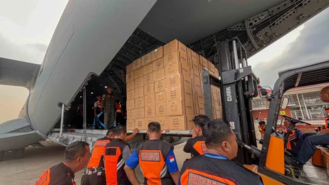 Pesawat Airbus A400MRTT TNI AU yang membawa bantuan terdampak banjir dan tanah longsor di Aceh, Sumatera Utara, dan Sumatera Barat di Pangkalan Udara Halim Perdanakusuma, Jakarta, Jumat (28/11/2025).