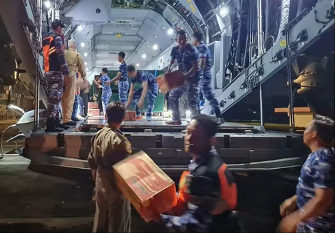 Pesawat Airbus A400MRTT TNI AU yang membawa bantuan terdampak banjir dan tanah longsor di Aceh, Sumatera Utara, dan Sumatera Barat tiba  di Bandara Internasional Sultan Iskandar Muda, Aceh, Jumat (28/11/2025).