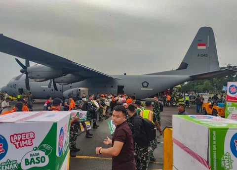 Pengiriman bantuan  terdampak banjir dan tanah longsor di Aceh, Sumatera Utara, dan Sumatera Barat dengan pesawat C-130J Super Hercules TNI AU di Lanud Soewondo Medan, Sabtu (29/11/2025).