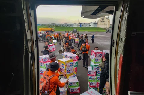 Pengiriman bantuan  terdampak banjir dan tanah longsor di Aceh, Sumatera Utara, dan Sumatera Barat dengan pesawat C-130J Super Hercules TNI AU di Lanud Soewondo Medan, Sabtu (29/11/2025).